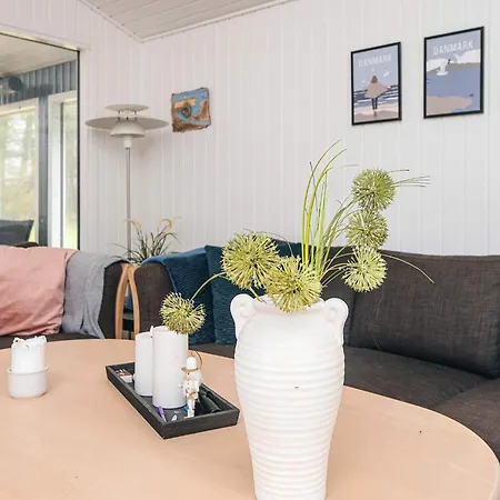 8 Person In Lokken-by Traum *